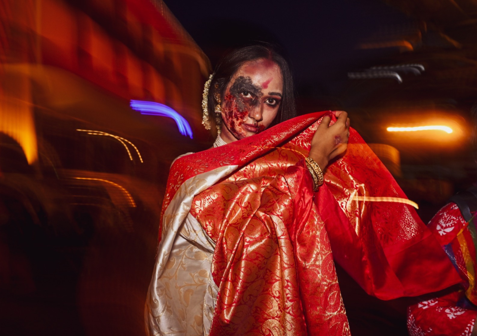 অংশগ্রহণকারীদের মধ্যে কেউ কেউ বললেন, এ যেন অন্যরকম অভিজ্ঞতা। কোয়েল ভাণ্ডারী, যিনি এ দিন ‘বাঙালি কনে পেত্নী’র সাজে এসেছিলেন, বলেন, ‘স্পন্দন সারা বছর নানা সাংস্কৃতিক কাজ করে, কিন্তু এই অনুষ্ঠানটা একেবারে আলাদা। টানা পাঁচ বছর ধরে সফলভাবে হচ্ছে, এটা ভীষণ আনন্দের।’ (ছবি তুলেছেন শুভম সাহা)